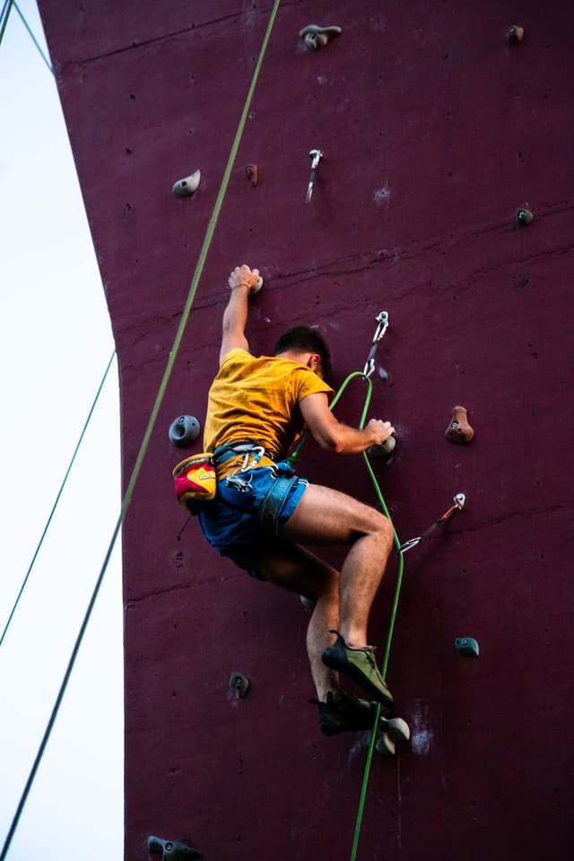 Član PEK SOKO kluba tokom treninga sportskog penjanja na Barutani u Pančevu